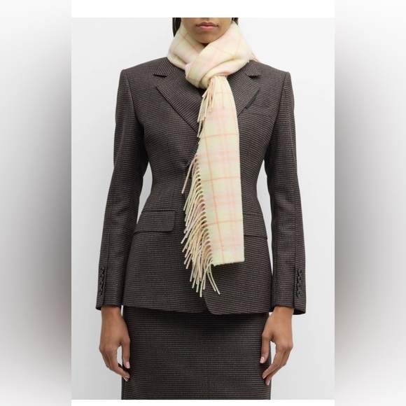 Burberry scarf - Picture 1 of 7